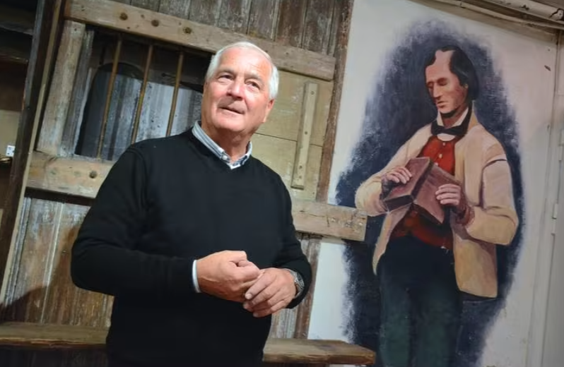 Hans Petter Foss er Norges største samler av julekrybber. (Foto: Privat)
